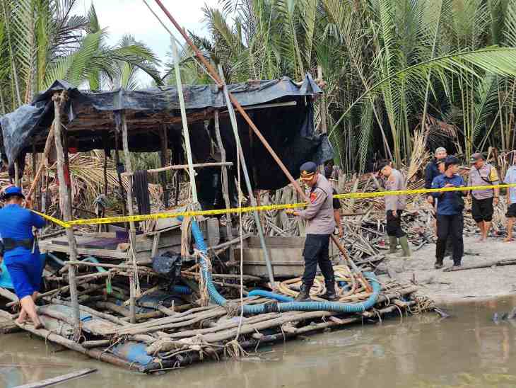 Polres Bangka bersama Instansi Terkait Lakukan Penertiban Aktivitas Tambang Ilegal di Jade Bahrain, Polres Bangka memasang Police Line di Ponton
