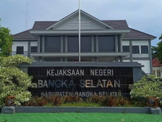 Tim media datangi Kantor Kejaksaan Negeri Bangka Selatan untuk meminta klarifikasi, namun belum memperoleh jawaban resmi.