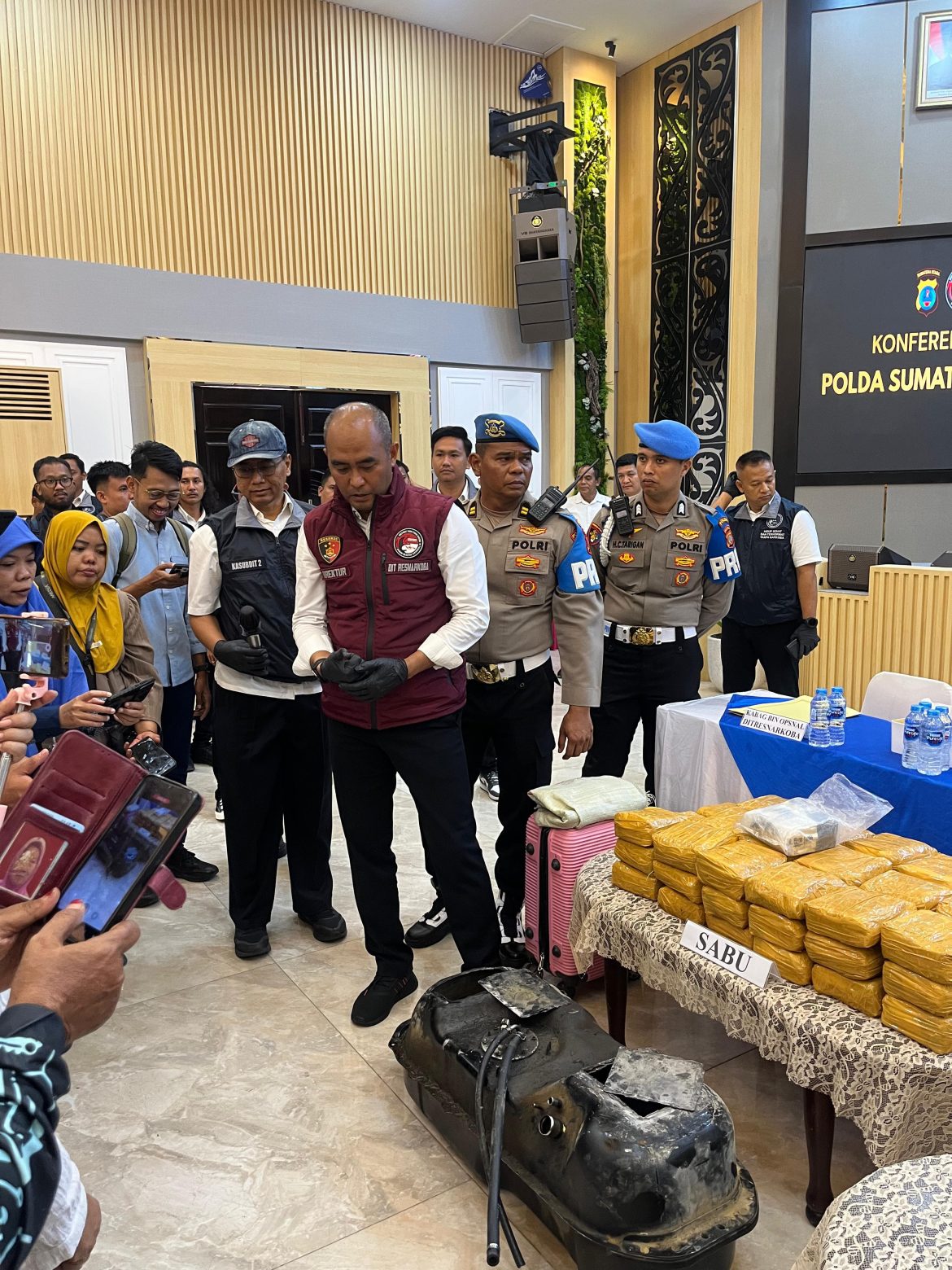 Terbongkar! Sabu 22 Kg Jaringan Malaysia–Aceh Disamarkan dalam Tangki Mobil, Kurir Ditangkap di Parkiran Mal Medan