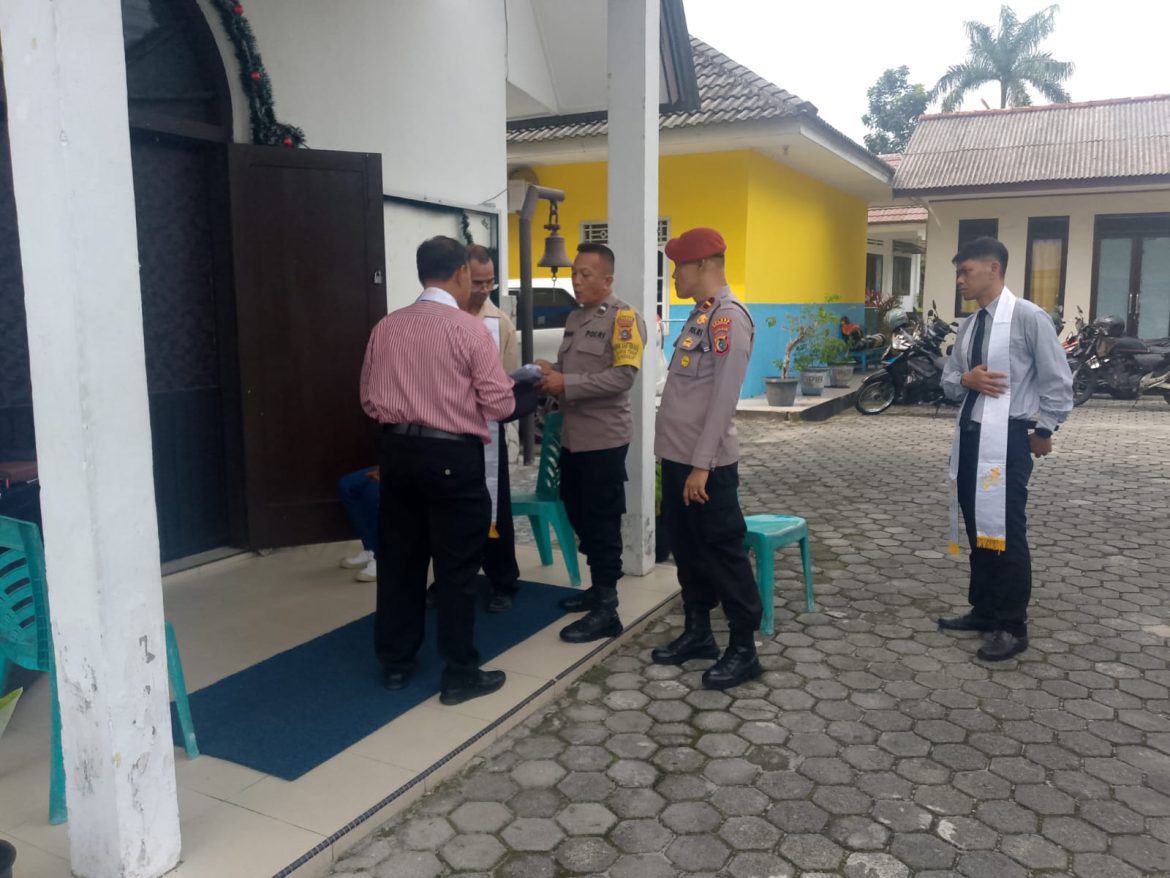 Polres Bangka berikan pengamanan, pastikan ibadah peringatan kenaikan isa almasi berjalan aman, nyama fan lancar.