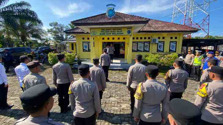 Kapolres Bangka Pimpin Apel Pagi di Polsek Riau silip