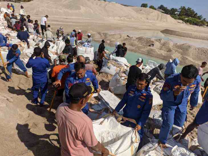 Sat Polairud Polres Bangka, Dit Polairud Polda Babel dan PT.Timah Gotong Royong Bersama Nelayan Isi Pasir Bag Jumbo di Muara Air Kantung