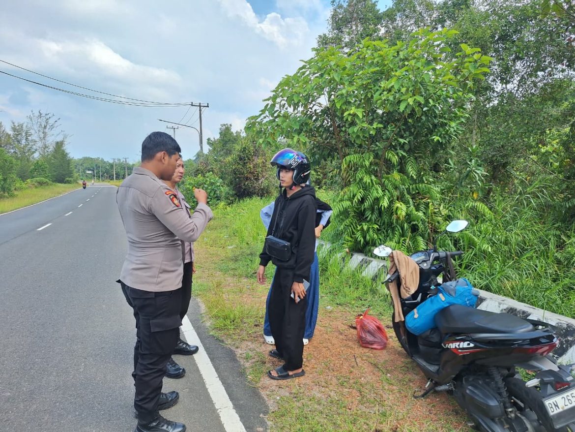 Respon Cepat Layanan 110 Kurang dari 5 Menit, Polsek Merawang Bantu Warga yang Mengalami Mogok di Jalan Lintas Timur