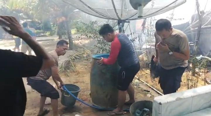 Polres Bangka Barat Bantu Padamkan Kebakaran Rumah dan Mobil di Tempilang, Anggota Turun Langsung Angkut Ember Air
