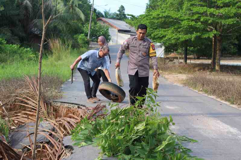 Bhabinkamtibmas dan Kades Gunung Pelawan Tinjau Jalan Amblas, Minta Perbaikan Segera