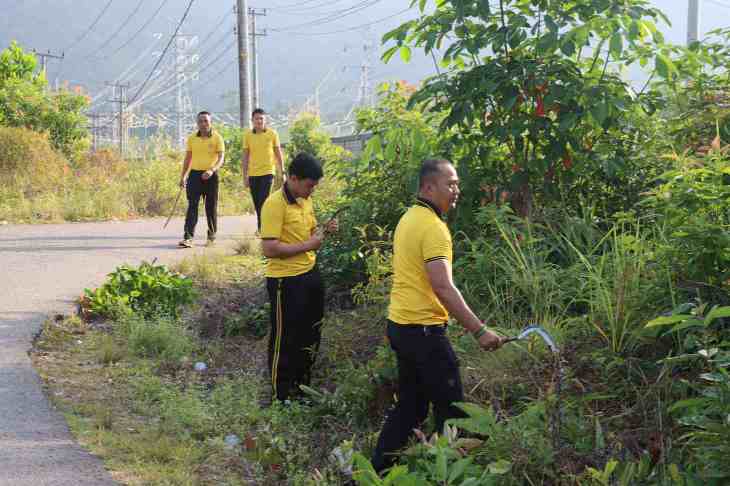 Polres Bangka Barat Bersama Warga Bersihkan Jalan Sungai Daeng, Wujud Nyata Semangat Hari Bhayangkara ke-80