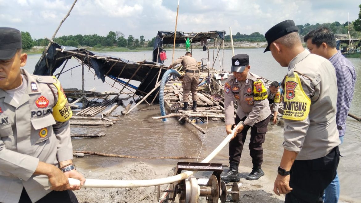 Polsek Riau Silip Bersama Tim Gabungan Tertibkan Tambang Timah Ilegal di Pinggir Jalan Desa Mapur