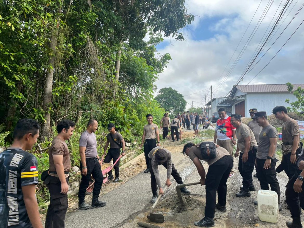 Kapolres Bangka Barat Turun Langsung Tambal Jalan Berlubang, Warga Apresiasi Upaya Cegah Kecelakaan