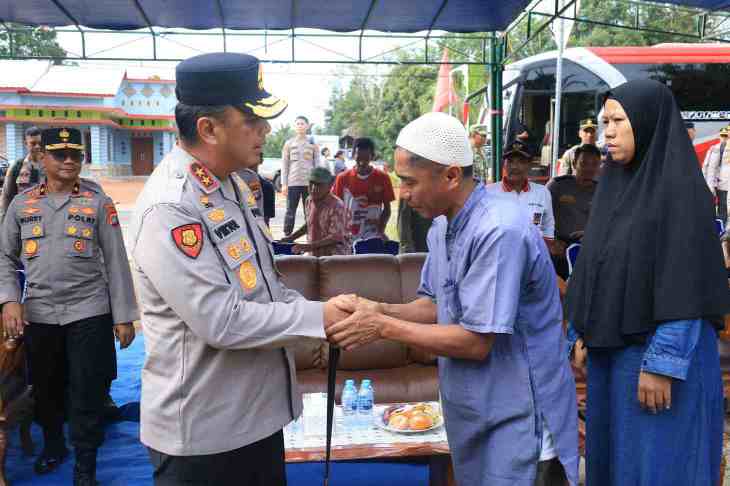Pasutri Di Beltim Menangis Bahagia Dihadapan Kapolda Babel, Dapat Bedah Rumah Jelang HUT Bhayangkara Ke 80