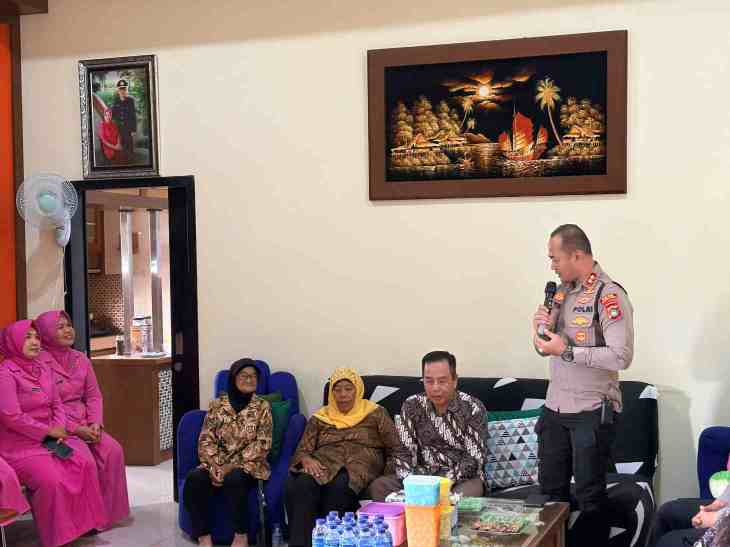 Anjangsana HUT Bhayangkara ke-80, Kapolres Bangka Barat Kunjungi Purnawirawan dan Warakawuri
