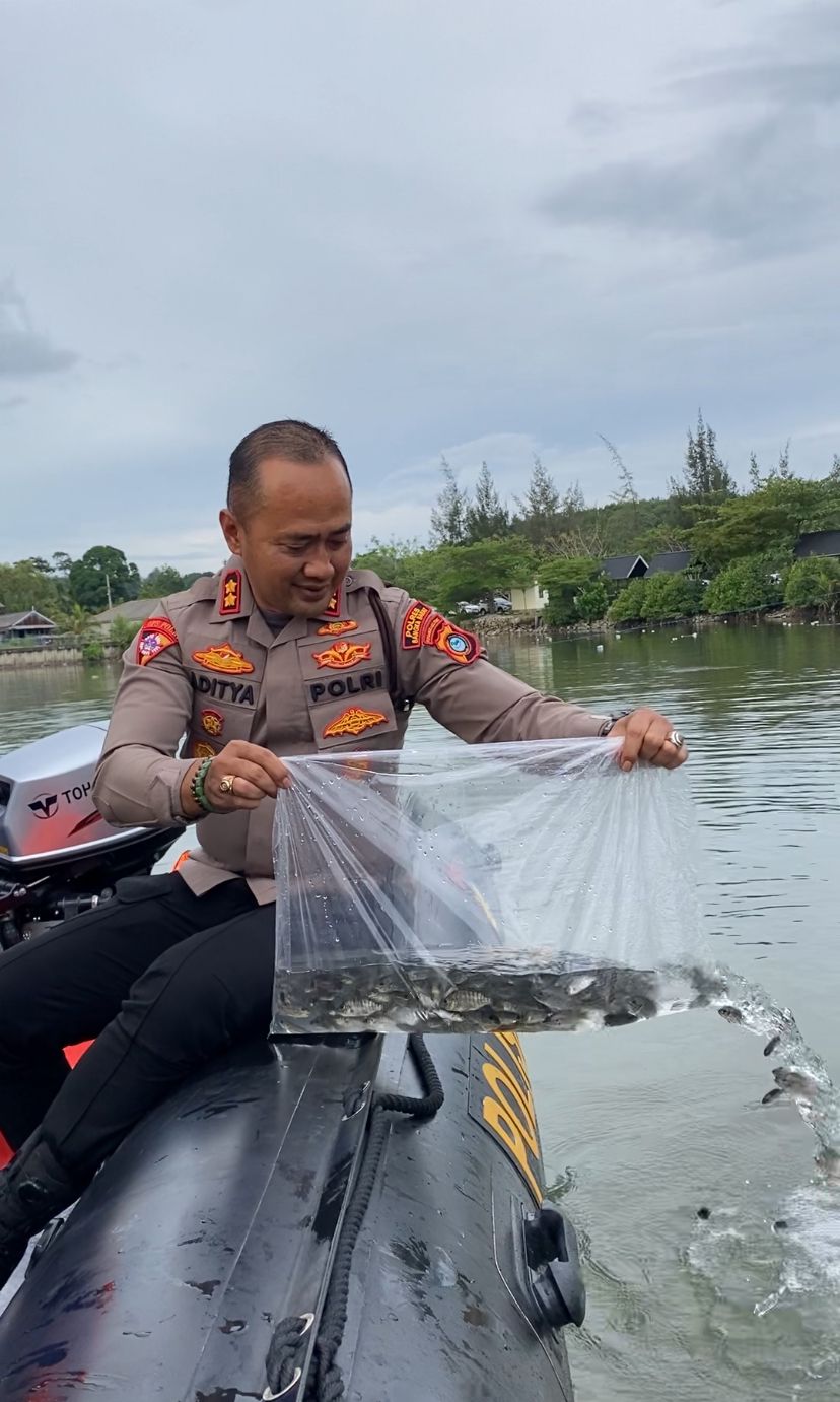 Sambut HUT Bhayangkara ke-80, Polres Bangka Barat Tebar 5.000 Benih Ikan Nila di Teluk Rubiah