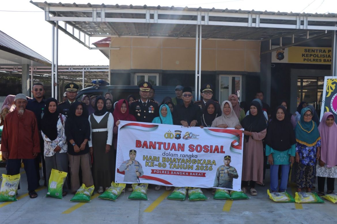 Hari Bhayangkara ke-80, Polres Bangka Barat Bagikan 500 Kilogram Beras SPHP kepada 100 Warga