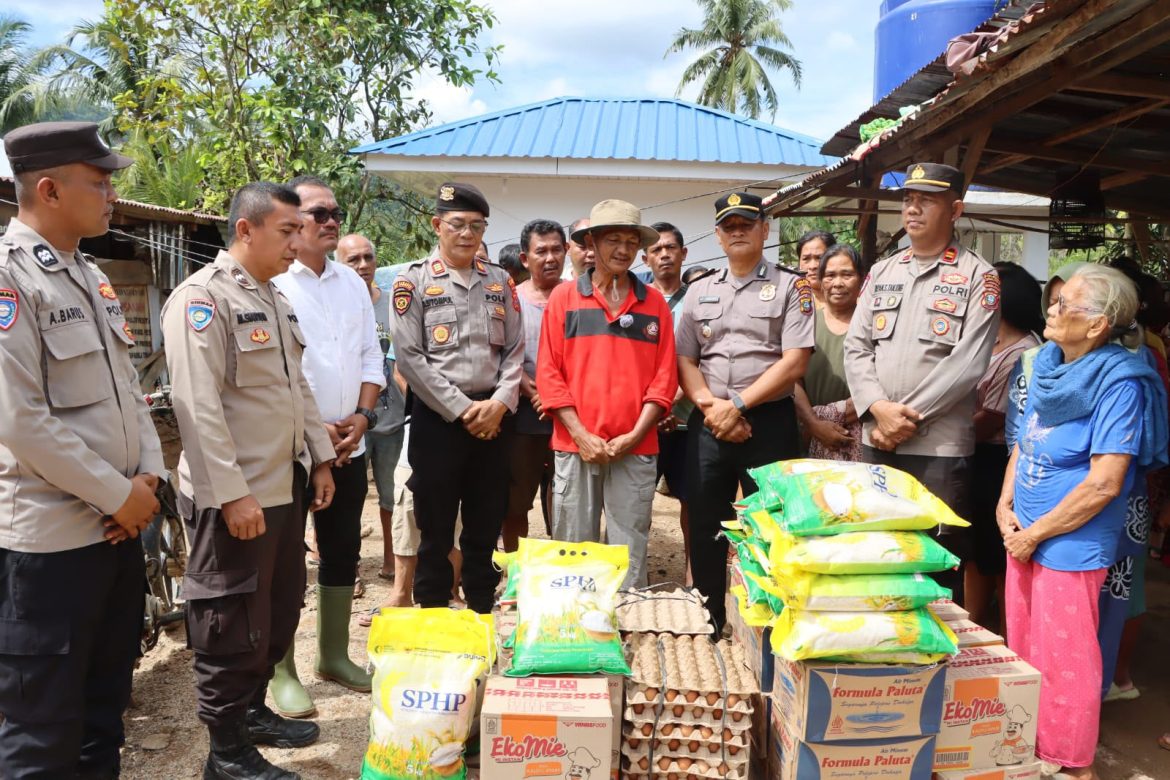 Wujud Kepedulian Pasca Banjir, Polres Tapanuli Tengah Salurkan Paket Sembako untuk Warga Hutanabolon