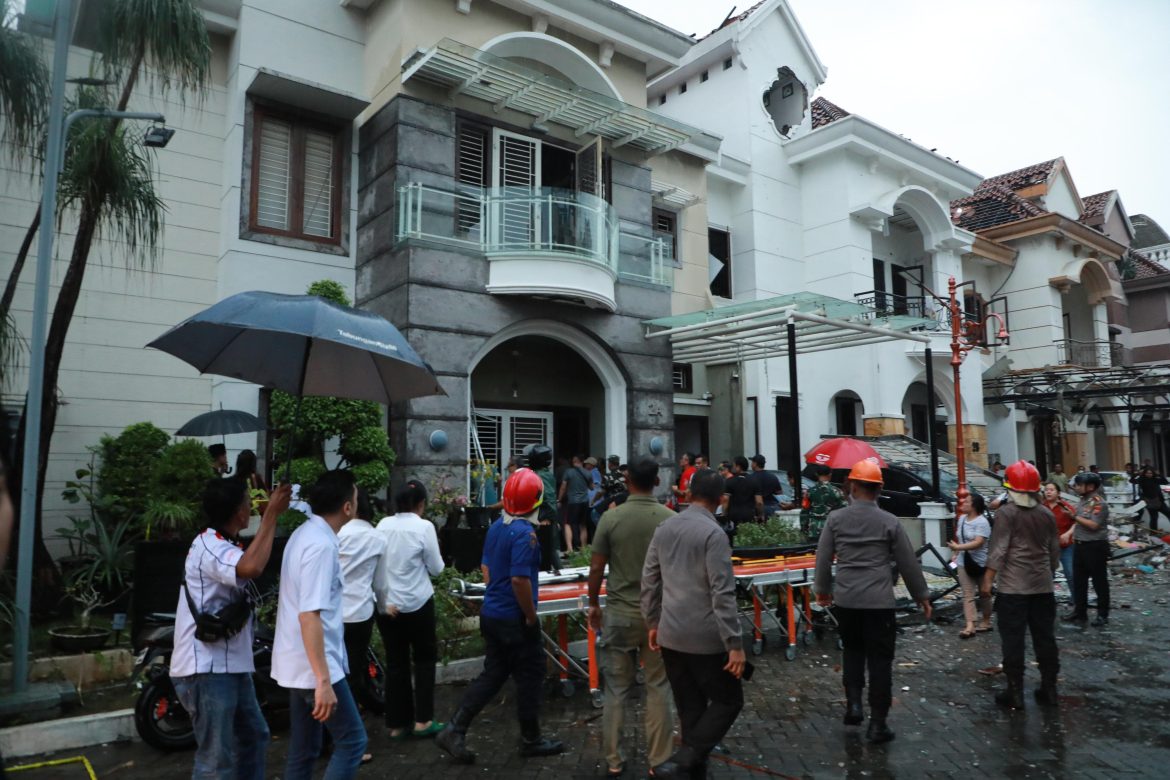 Brimob Polda Sumut Turunkan Tim Jibom, KBR, dan SAR Tangani Ledakan Rumah di Grand Polonia Medan