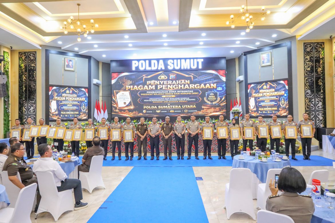 Kapolda Sumut Serahkan Penghargaan ZI dan Pelayanan Prima kepada Satker Berprestasi