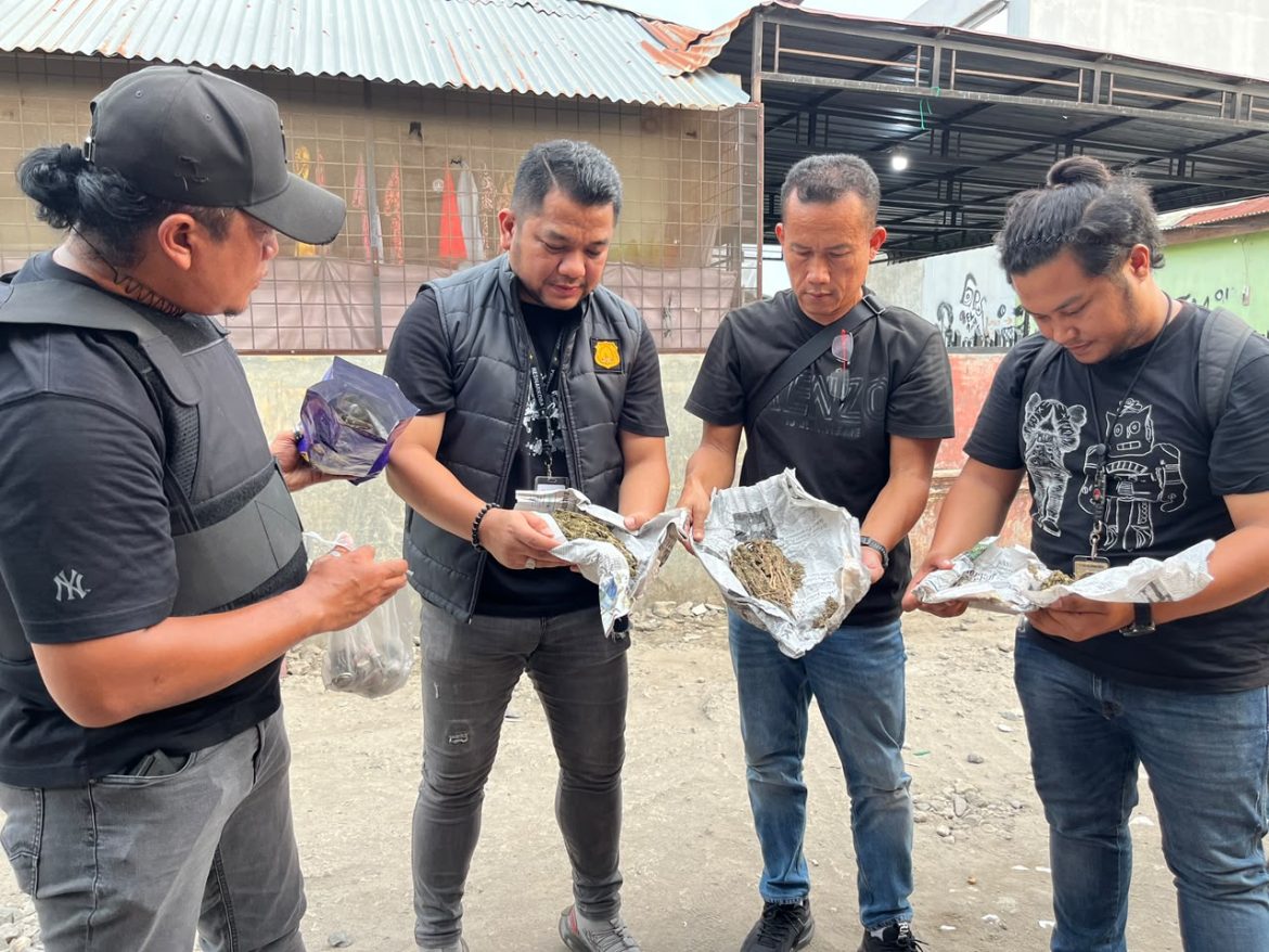 Polrestabes Medan Ratakan Bantaran Rel KA Medan – Kualanamu yang Jadi Sarang Narkoba 3 Kg Ganja, Sejumlah Paket Sabu, Hingga Beragam Senjata Disita