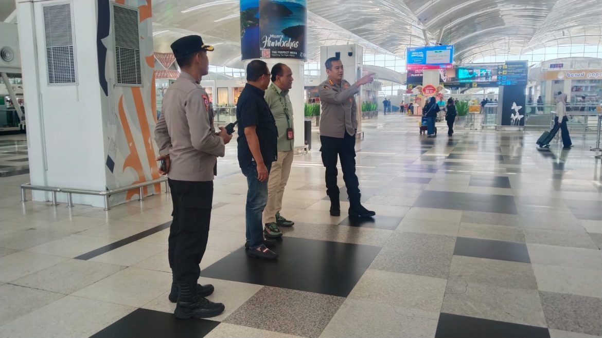 Kapolresta Deli Serdang terus pantau situasi Bandara Kualanamu Pasca Pembatalan Penerbangan, Situasi Tetap Aman Dan Kondusif